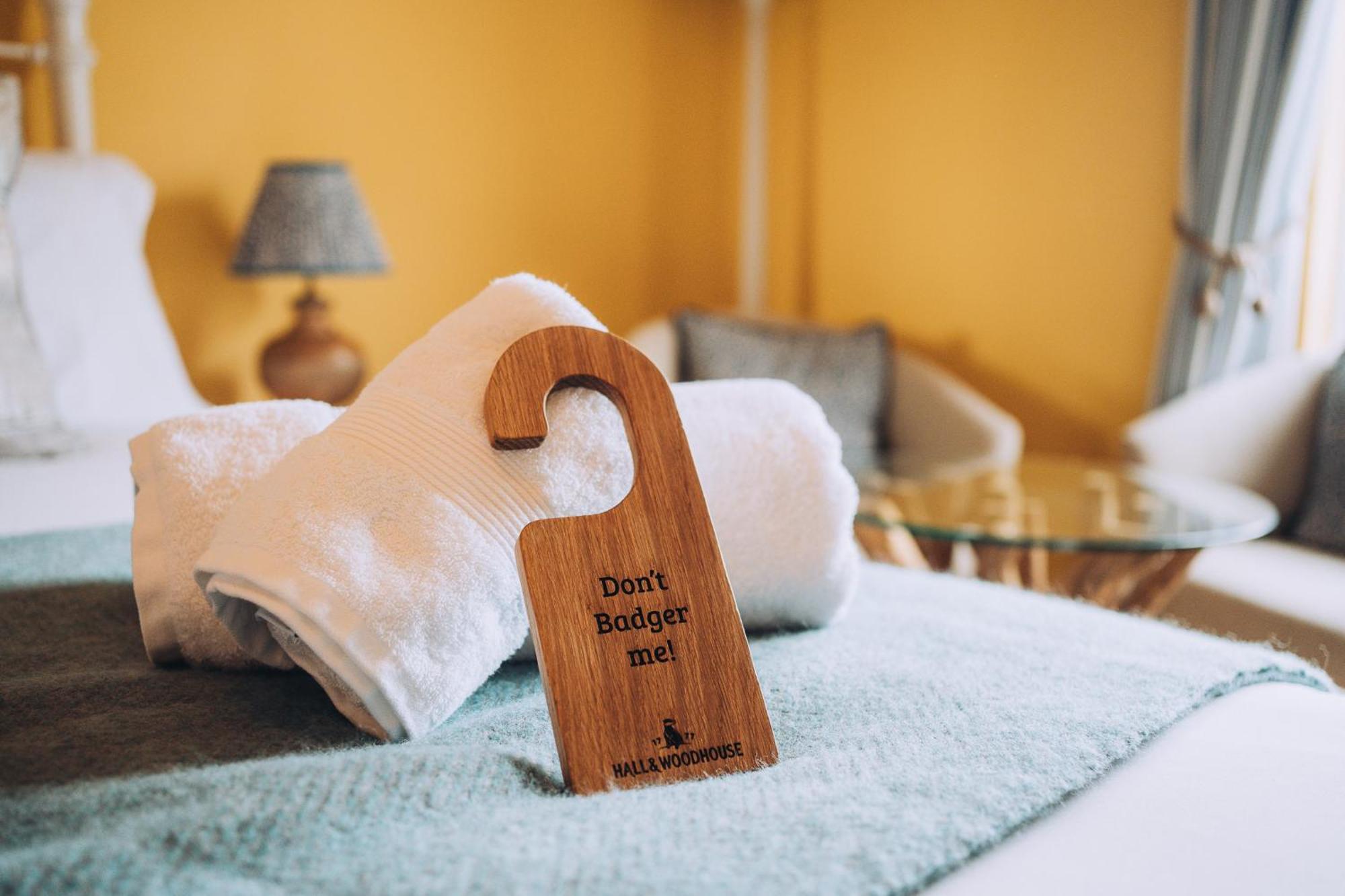 Dolphin Hotel Биър Екстериор снимка