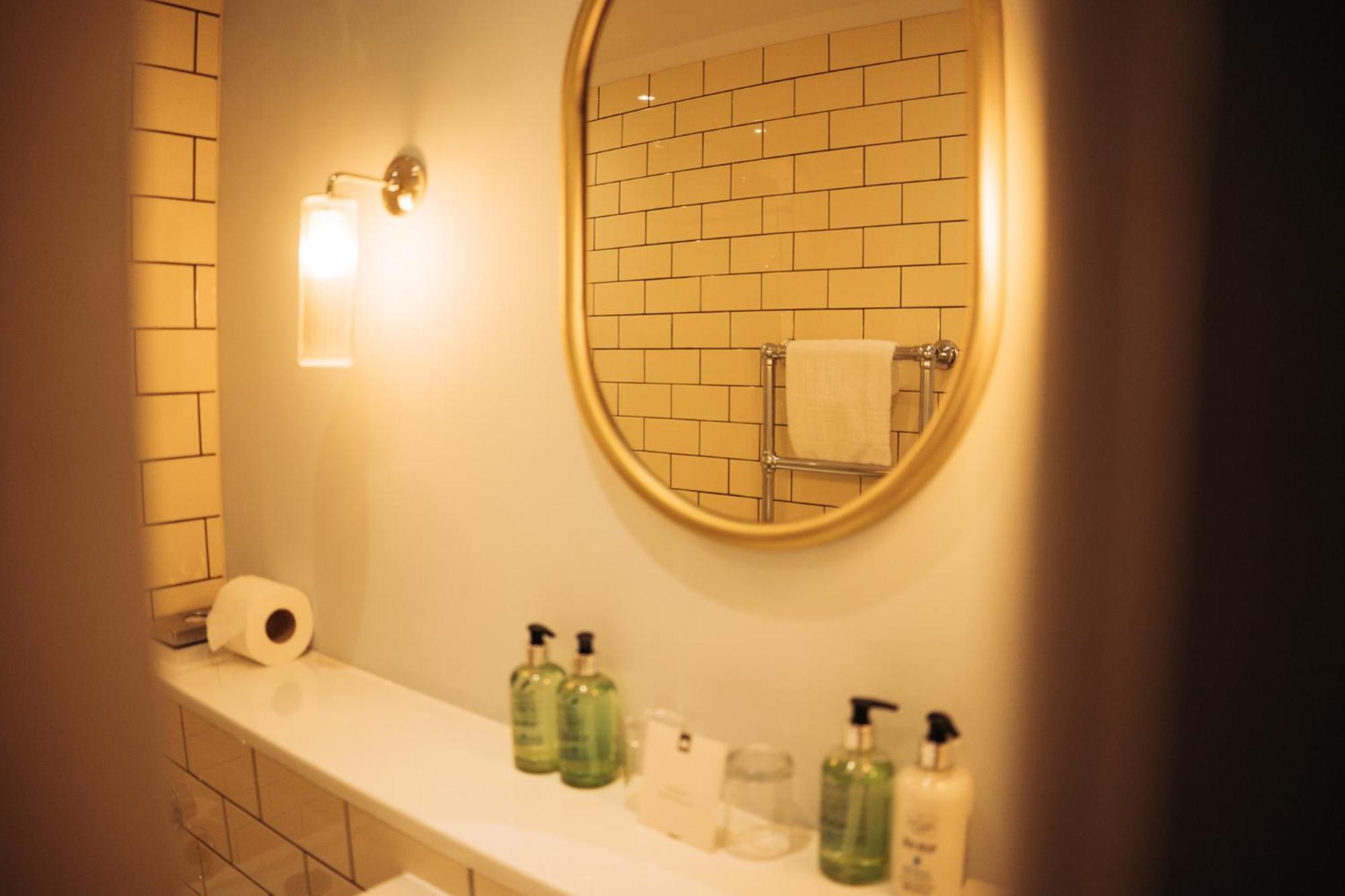 Dolphin Hotel Биър Екстериор снимка